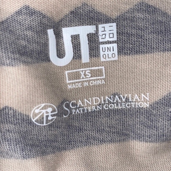 UT Uniqlo Top Short Sleeve scandinavian pattern Blue cream size XS - Picture 6 of 10
